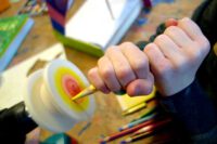 Kinderhand bearbeitet eine Spule