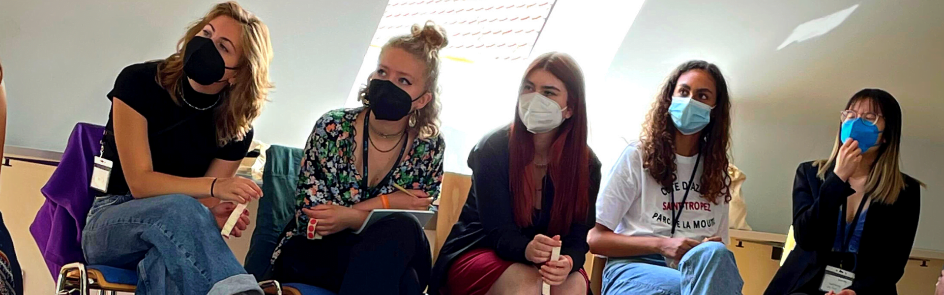 Teilnehmer*innen der youcoN 2022 sitzen mit medizinischen Masken im Workshopraum