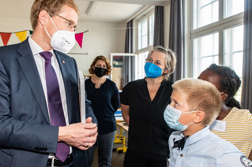 Ministerpräsident Daniel Günther im Gespräch mit Schüler*innen der Gerhart-Hauptmann Schule