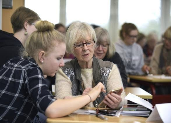 Handyführerschein für Senioren - Kurt-Tucholsky-Schule - nominiert für den Förderpreis 2017