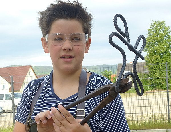 Schüler mit geschmiedetem Element
