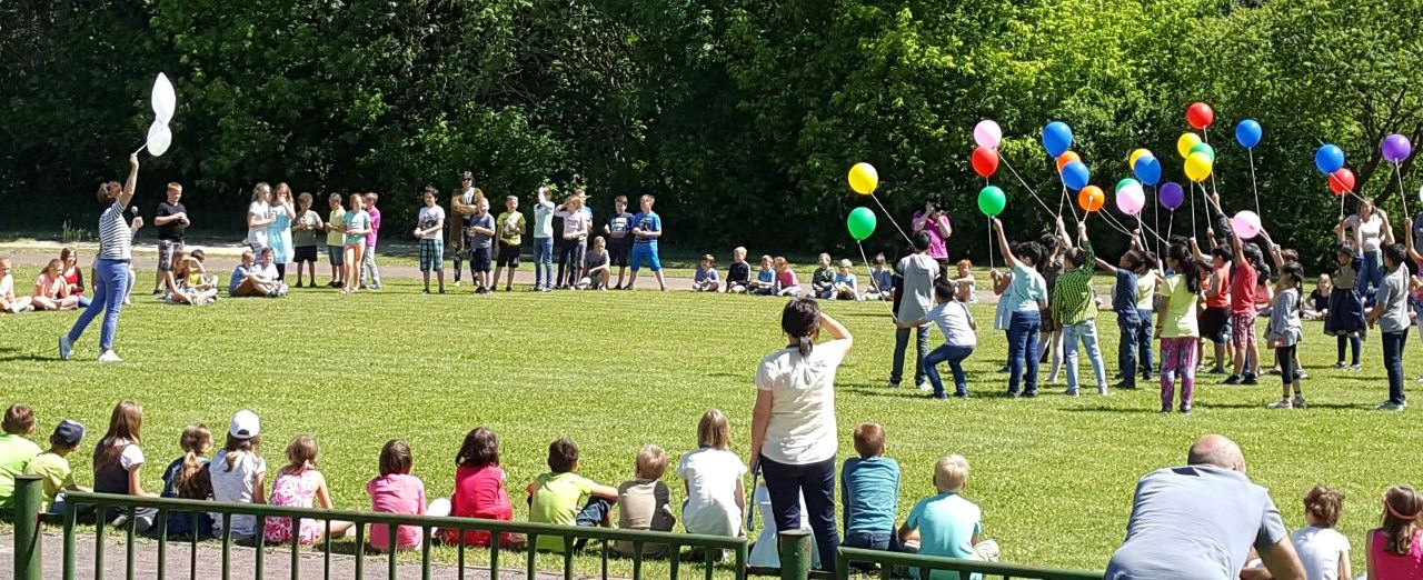 Kinder lassen Luftballons steigen - Stiftung Bildung - Jahresberichte