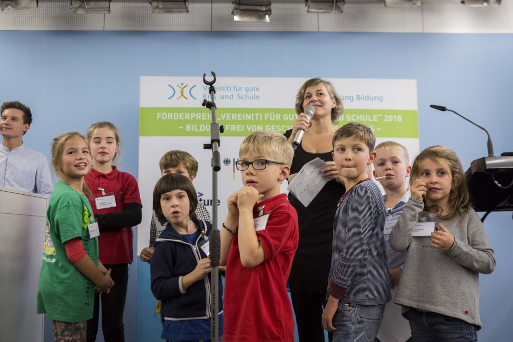 Katja Hintze, Vorstandsvorsitzende der Stiftung Bildung mit Kindern auf der Bühne - Transparenzregister anpassen