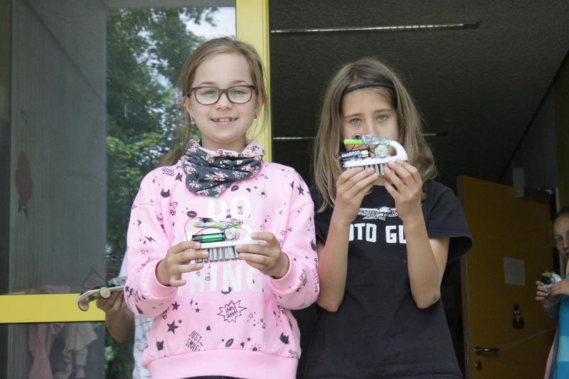 Maedchen_mit_Roboter Mädchen präsentieren ihre Roboter - FunTech MakerSpace - Förderprojekt der Stiftung Bildung