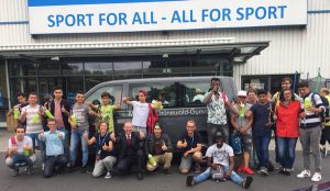 Schüler und Geflüchtete vor Sporthalle
