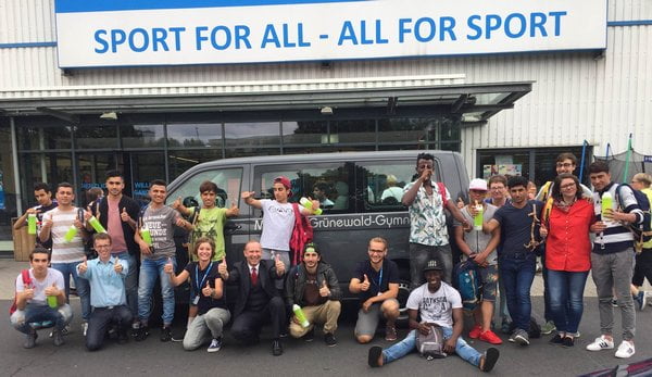 Schüler und Geflüchtete vor Sporthalle
