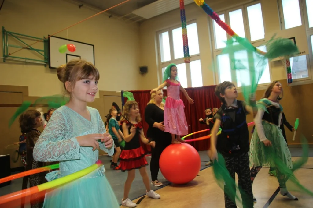 Meck-Pom_Zirkusprojekt_1 Kostümierte Kinder machen Zirkus
