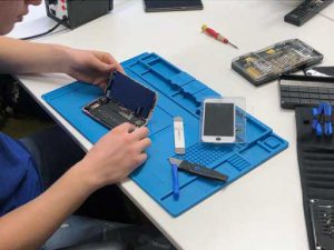 Ein Handy wird repariert