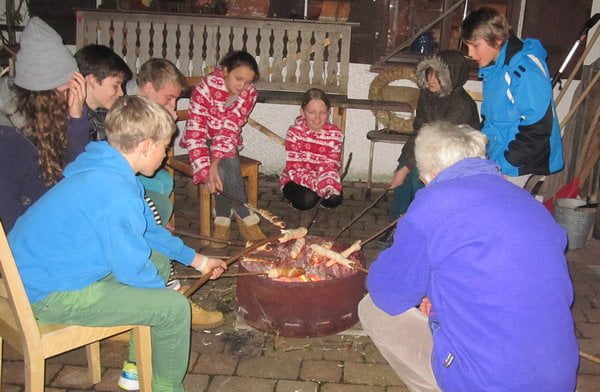 Kinder am Grill