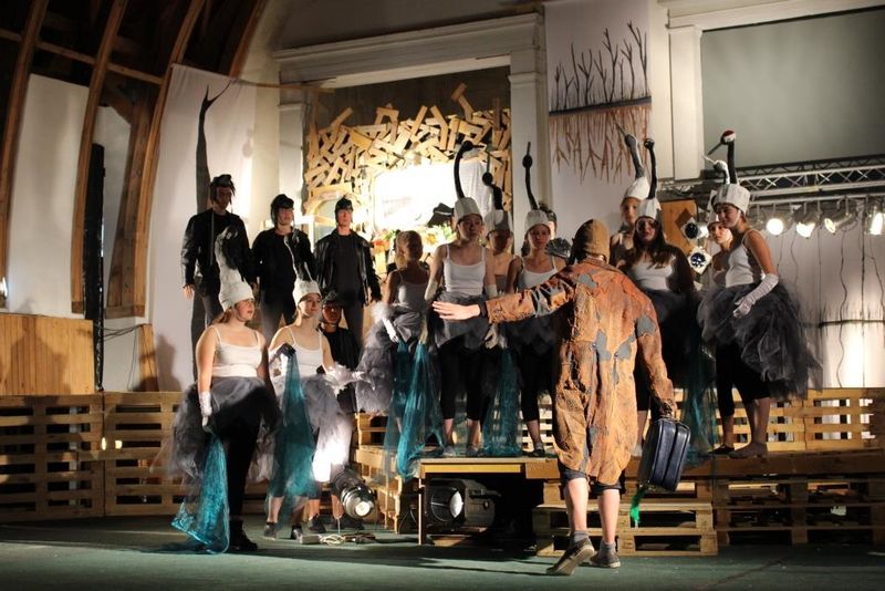 Kinder spielen im Moortheater 2 - Stiftung Bildung fördert