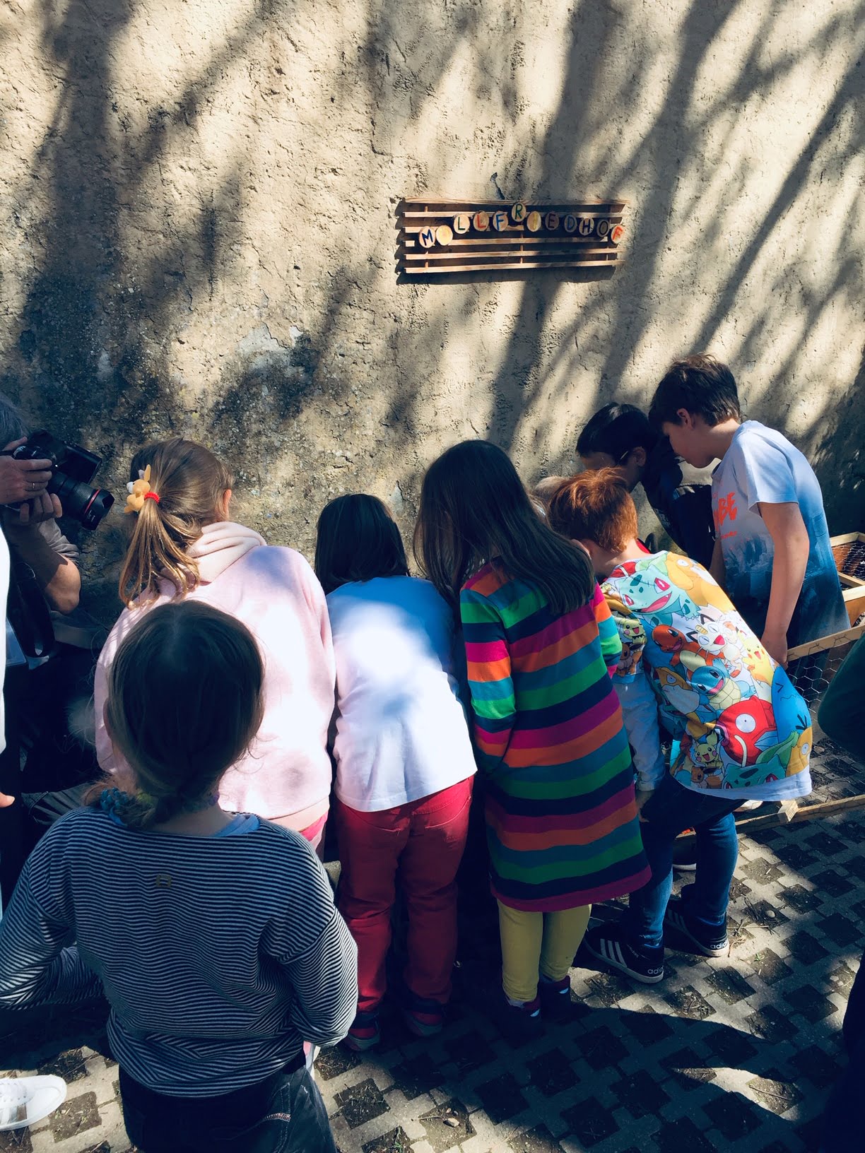 Kinder drängen sich gespannt am Müllfriedhof