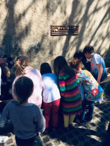 Kinder drängen sich gespannt an den Kisten
