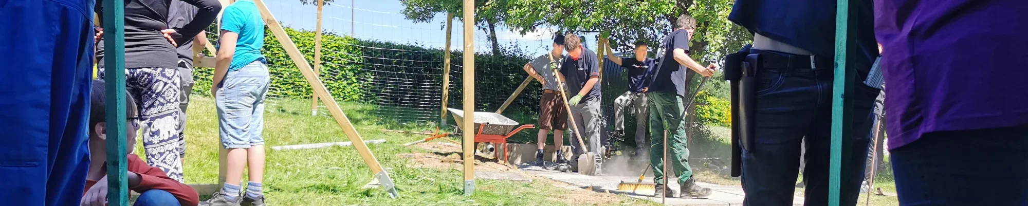 Kinder in einem Hühnerhof