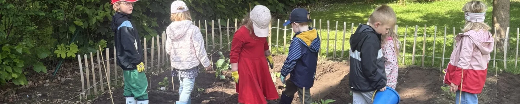 Kinder arbeiten in einem Garten