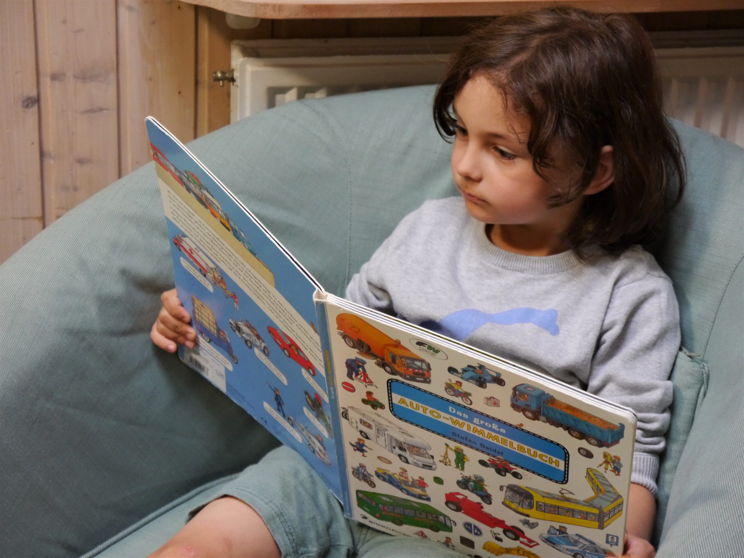 Ein Kind liest ein Buch