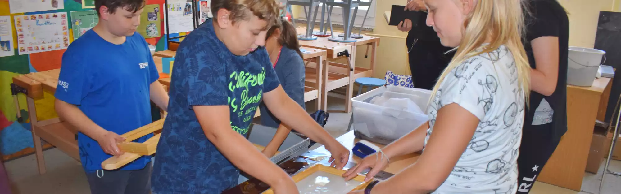 Kinder machen Papier - Projekte aus dem Förderfonds Handwerk