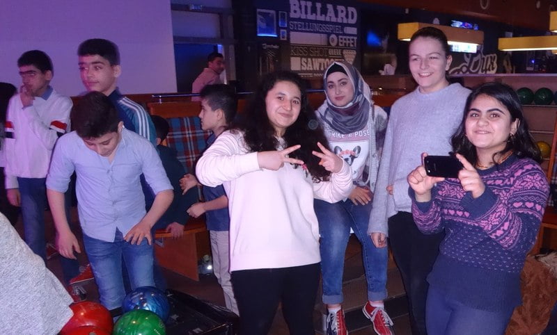 Kinder bowlen zusammen - Stiftung Bildung hilft