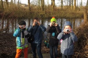 Kinder, die Foto nehmen