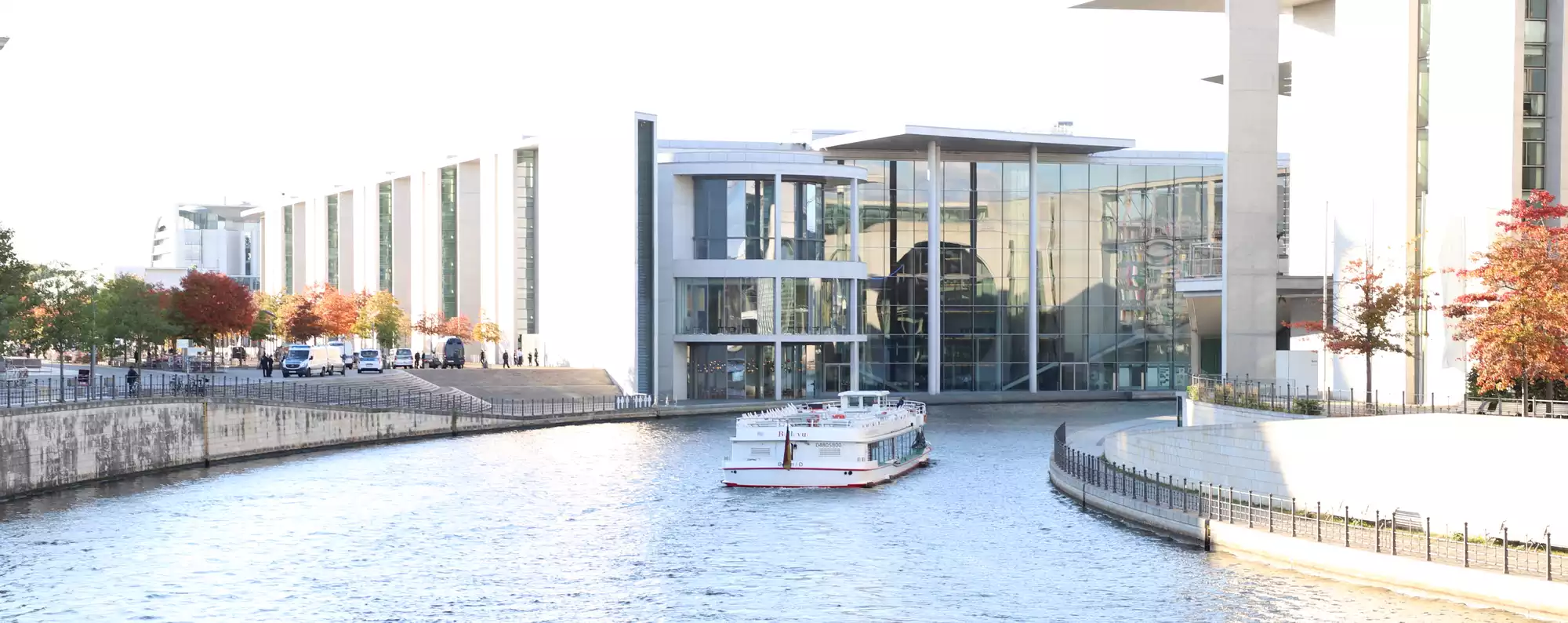 Ein Schiff vor dem Paul-Löbe-Haus in Berlin - Positionspapier der Nationalen Plattform