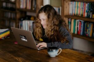 Spenden für kinder patenschaft seriös (Foto annie-spratt-unsplash)