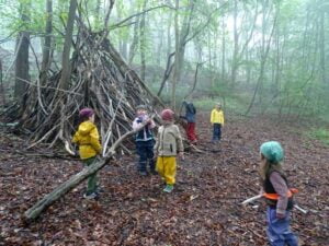 Piratenfrauen und Meerjungmänner im Wald