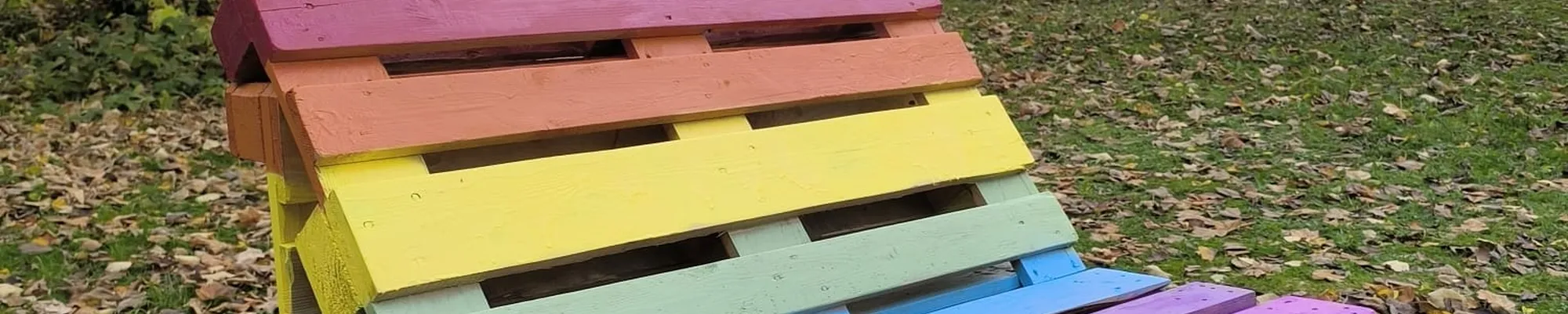 Kinder haben eine Sitzbank farbig angemalt - Projekt youclub - ClubMaker - 1 Slide