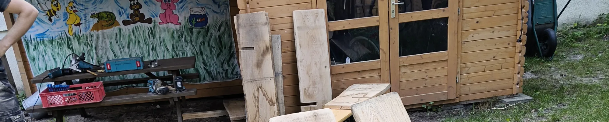 Bei der Arbeit am Bau von Gartenmöbeln aus Holz - Projekt youclub - Gartenmöbel - Wilde Rübe - 1 Slide