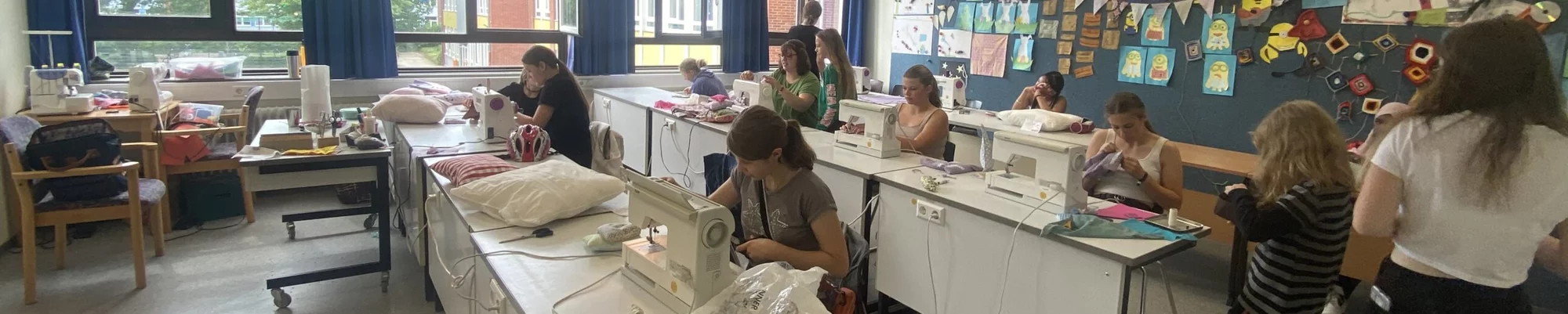 Kinder in einer Klasse - Projekt Miteinander Durcheinander Füreinander - Slide