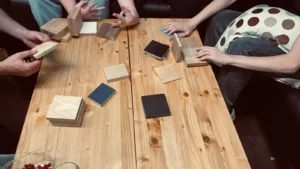 Projekt_Tischbau_1 Hände bauen an einem Tisch - Projekt Tischbauprojekt youclub - 1