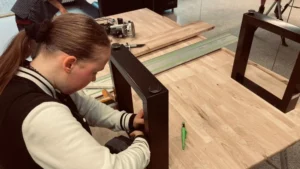 Projekt_Tischbau_2 Ein Kind baut an einem Tisch - Projekt Tischbauprojekt youclub - 2