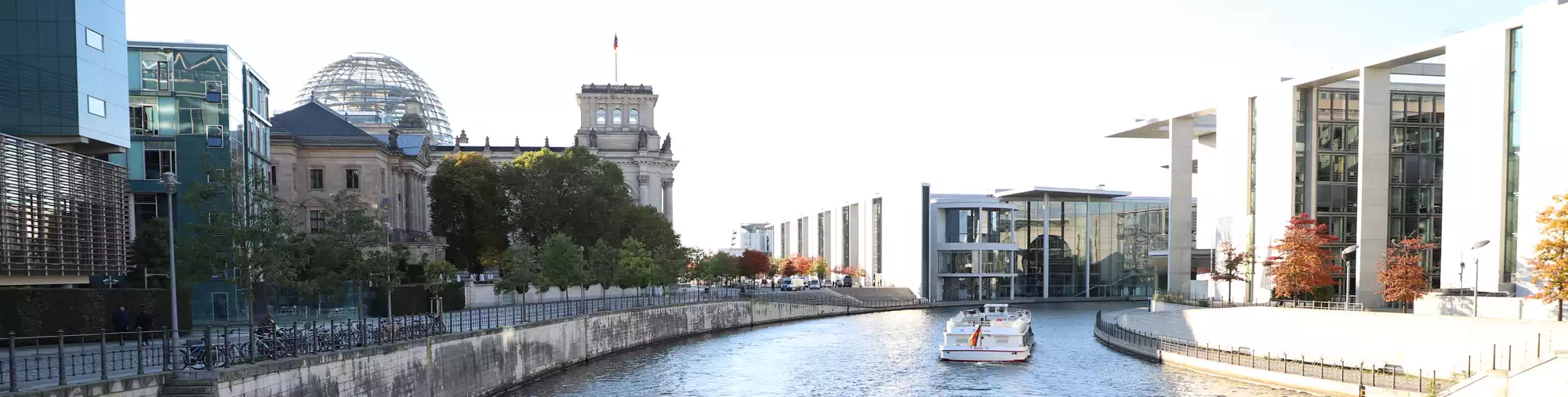 Reichstag und Spree von einer Brücke aus betrachtet - Unterricht der Zukunft BNE und Digitalisierung in der schulischen Bildungspraxis