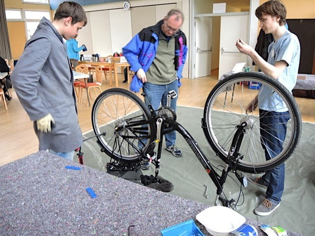 Werkstatt im Repair-Café an der IGS Kreyenbrück - Austausch zwischen den Generationen