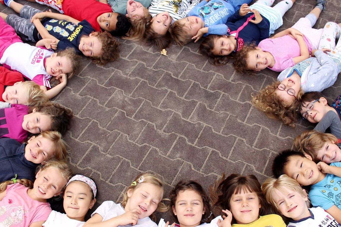 Kinder liegen im Kreis