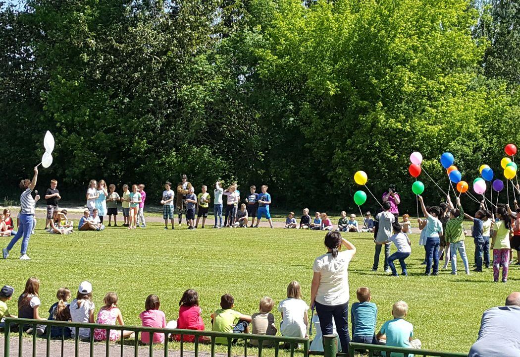 Luftballons steigen lassen