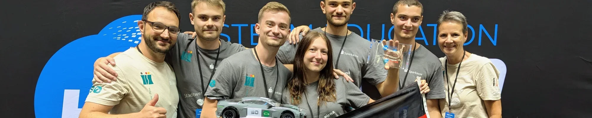 Junge Menschen präsentieren einen Pokal