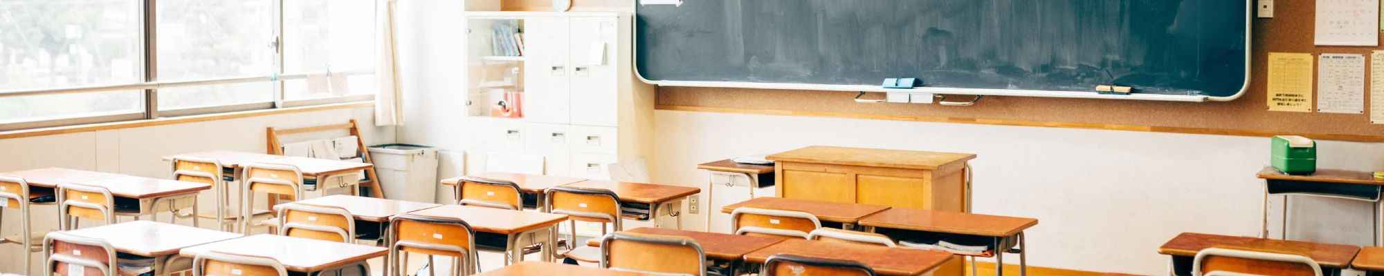 Ein leerer Klassenraum mit Schulbänken - Blogbeitrag zur Schulpflicht
