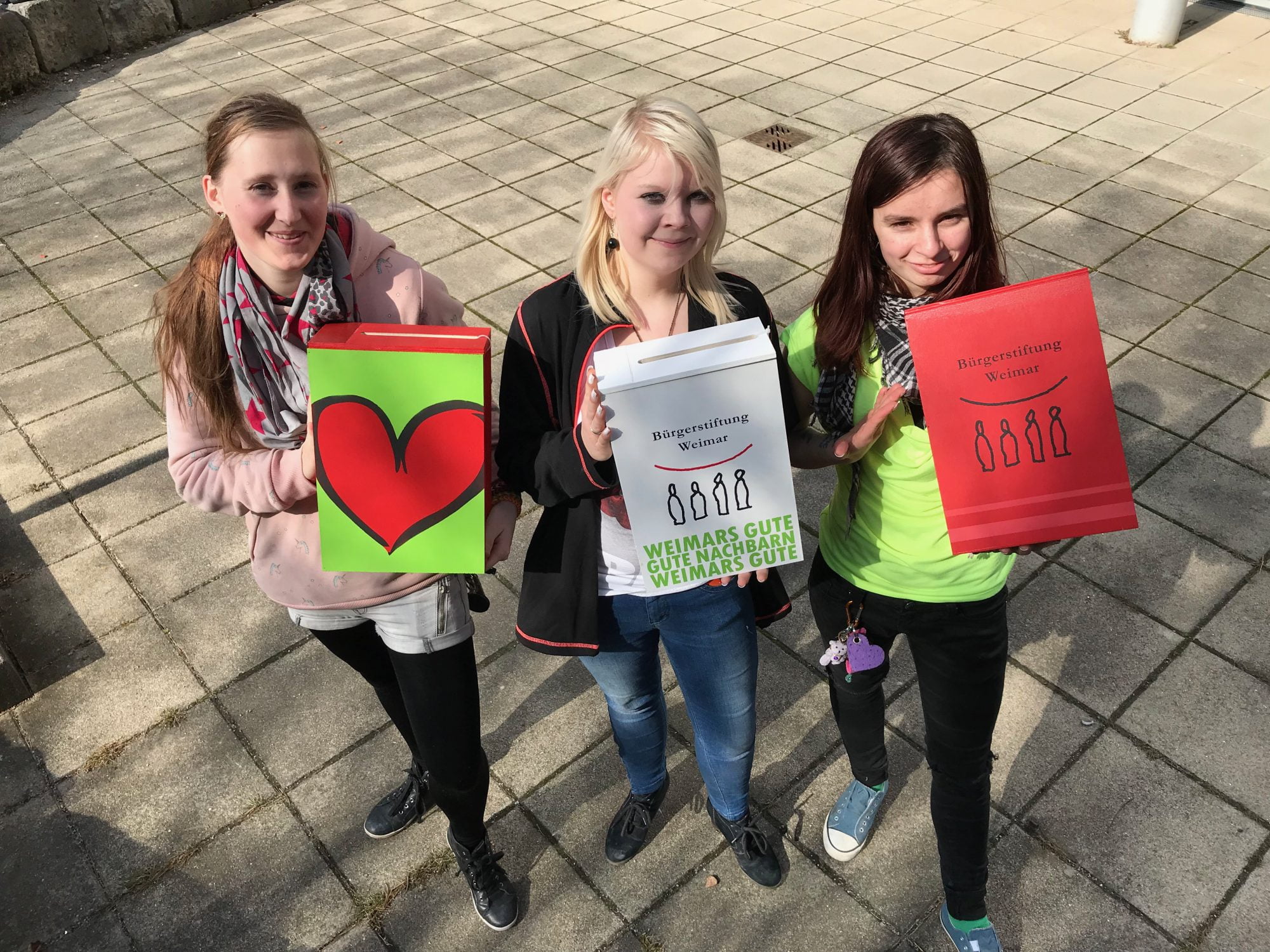 Selbst gebaute Spendenboxen (c) Schaffarzyk