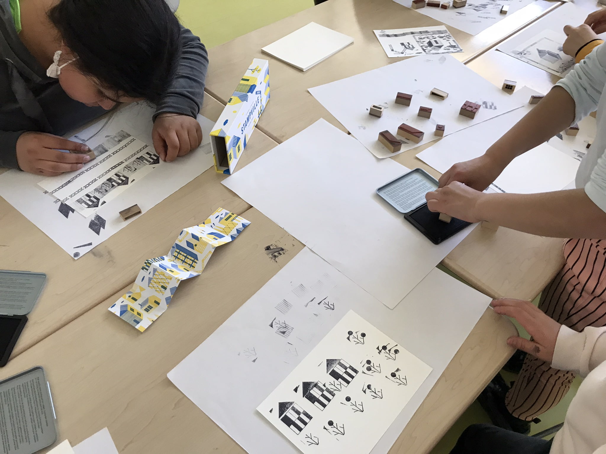 Kinder beim Zeichnen