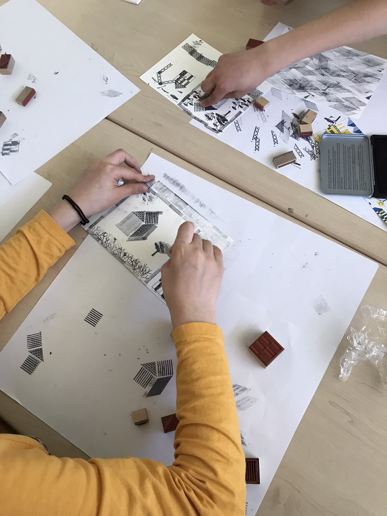 Kinder zeichnen auf Papier