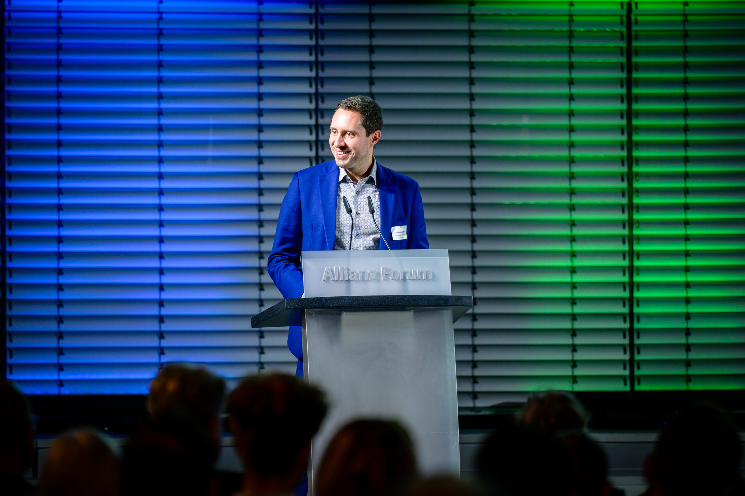 Preisverleihung Förderpreis "Verein(t) für gute Kita und Schule" 2025 Rainald Manthe hält eine Rede beim Förderpreis 2025