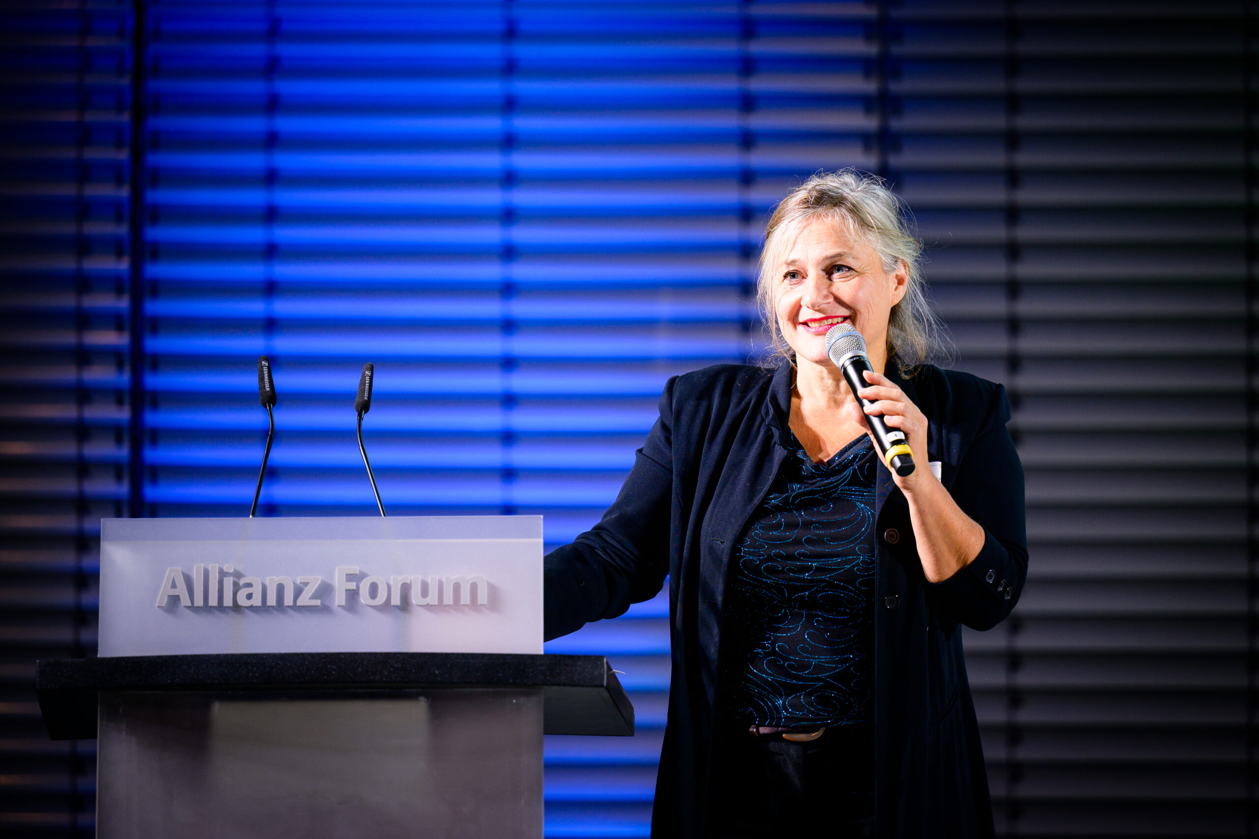 Preisverleihung Förderpreis "Verein(t) für gute Kita und Schule" 2025 Katja Hintze hält eine Rede beim Förderpreis 2025