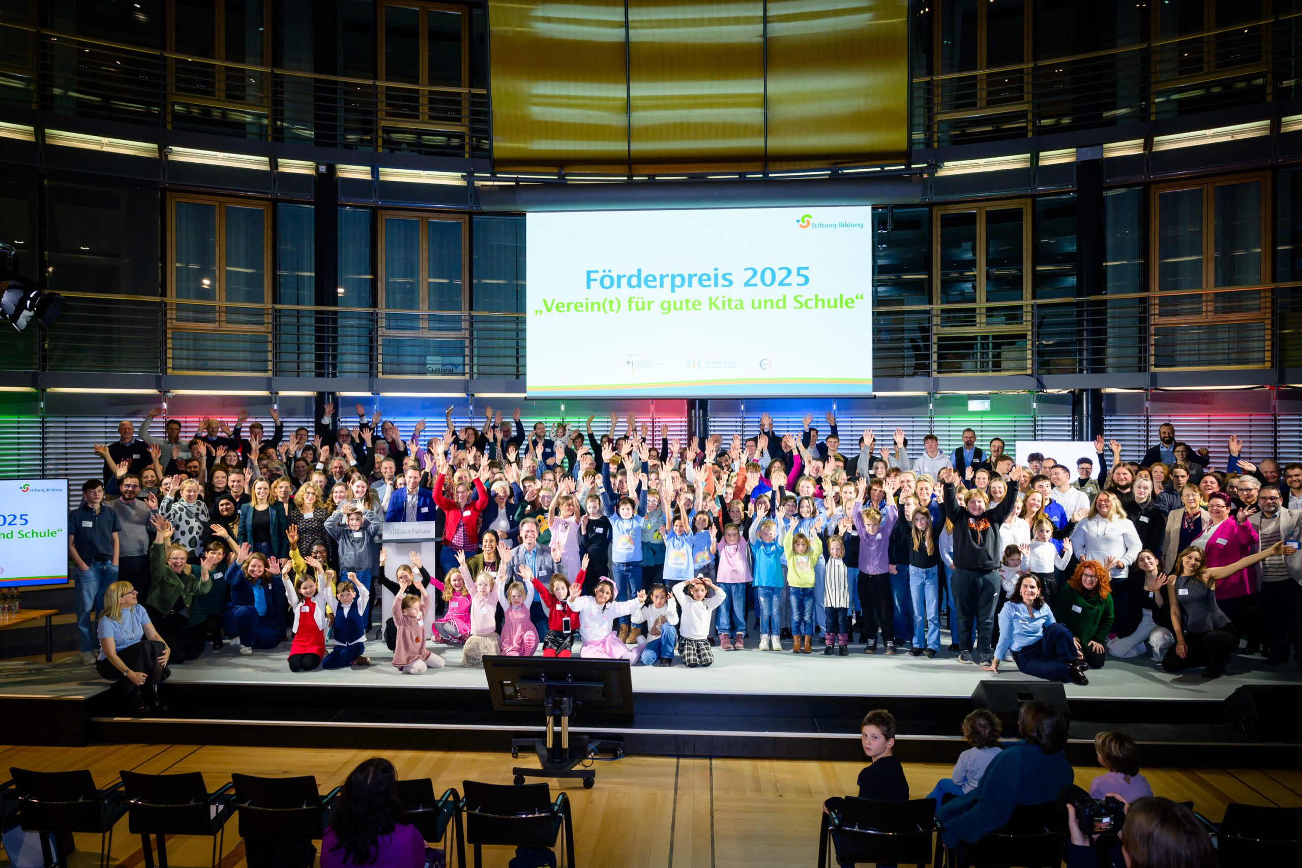 Preisverleihung Förderpreis "Verein(t) für gute Kita und Schule" 2025 Förderpreis "Verein(t) für gute Kita und Schule" 2025 - Gruppenfoto