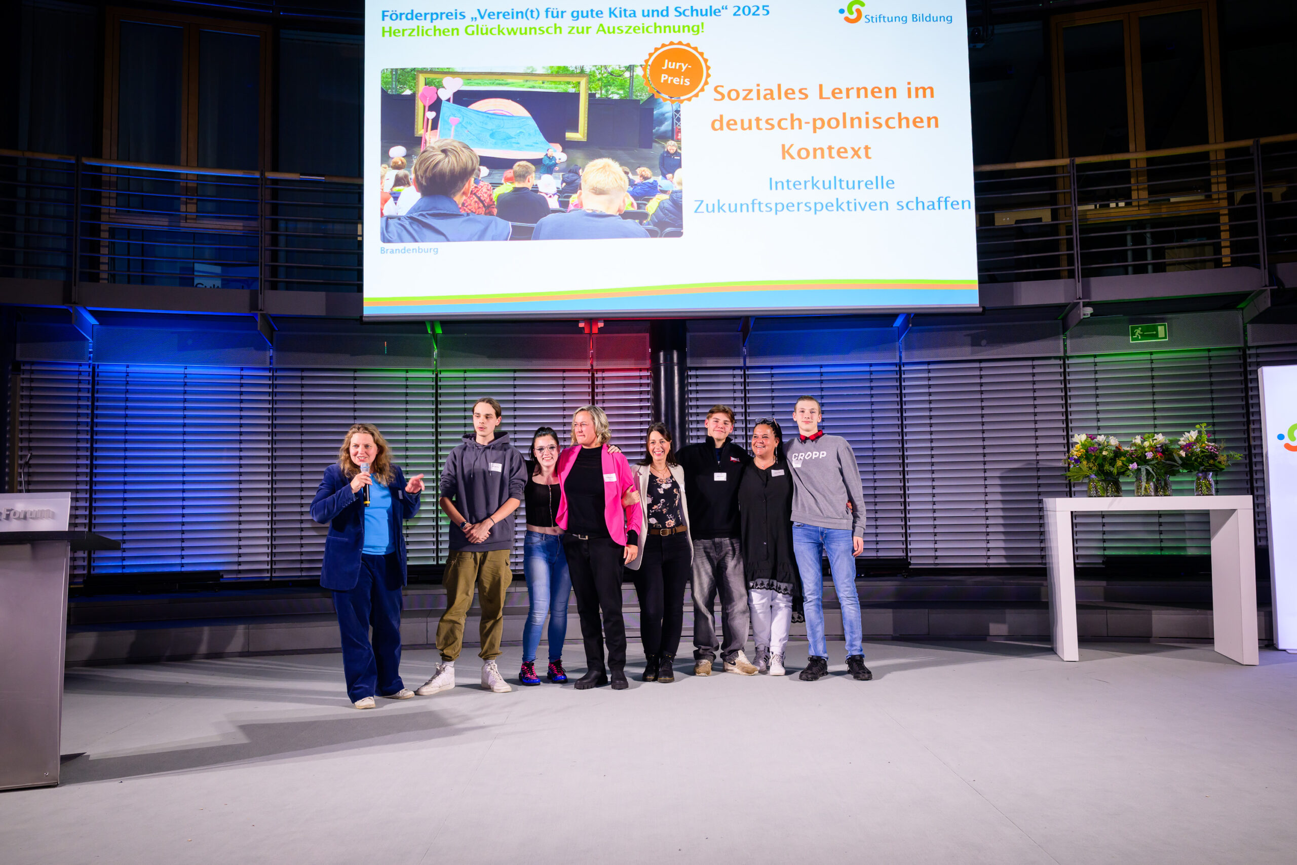 Preisverleihung Förderpreis "Verein(t) für gute Kita und Schule" 2025 Projekt auf der Bühne beim Förderpreis 2025 der Stiftung Bildung