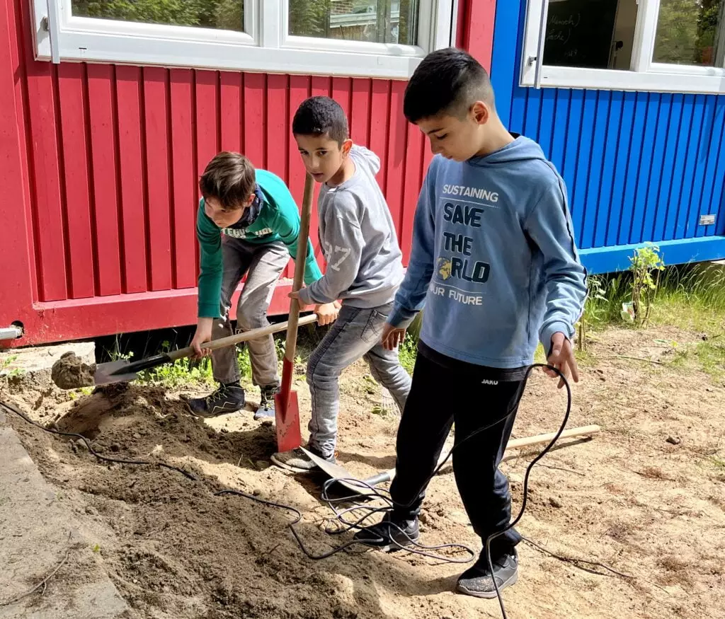 Tandemkinder_Kiel_schaufeln Tandemkinder in Kiel sind am schaufeln