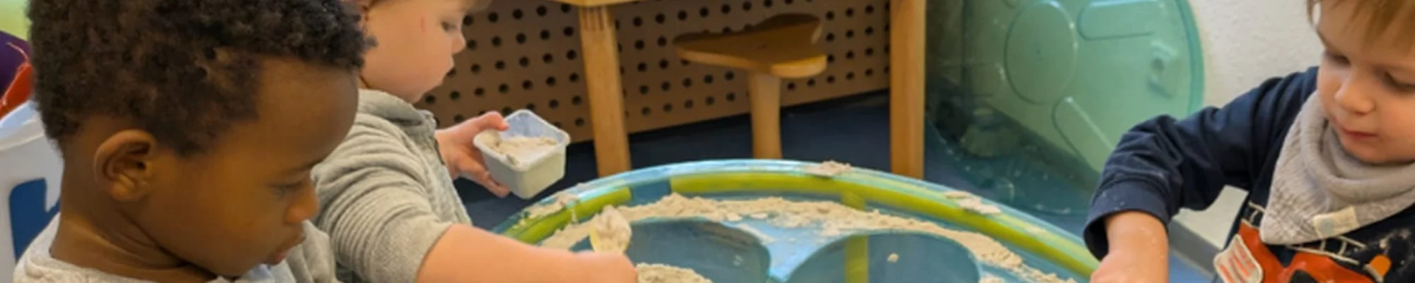 Kinder spielen mit Sand - Projekt Vielfalt feiern - Förderpreis 2025 Slide