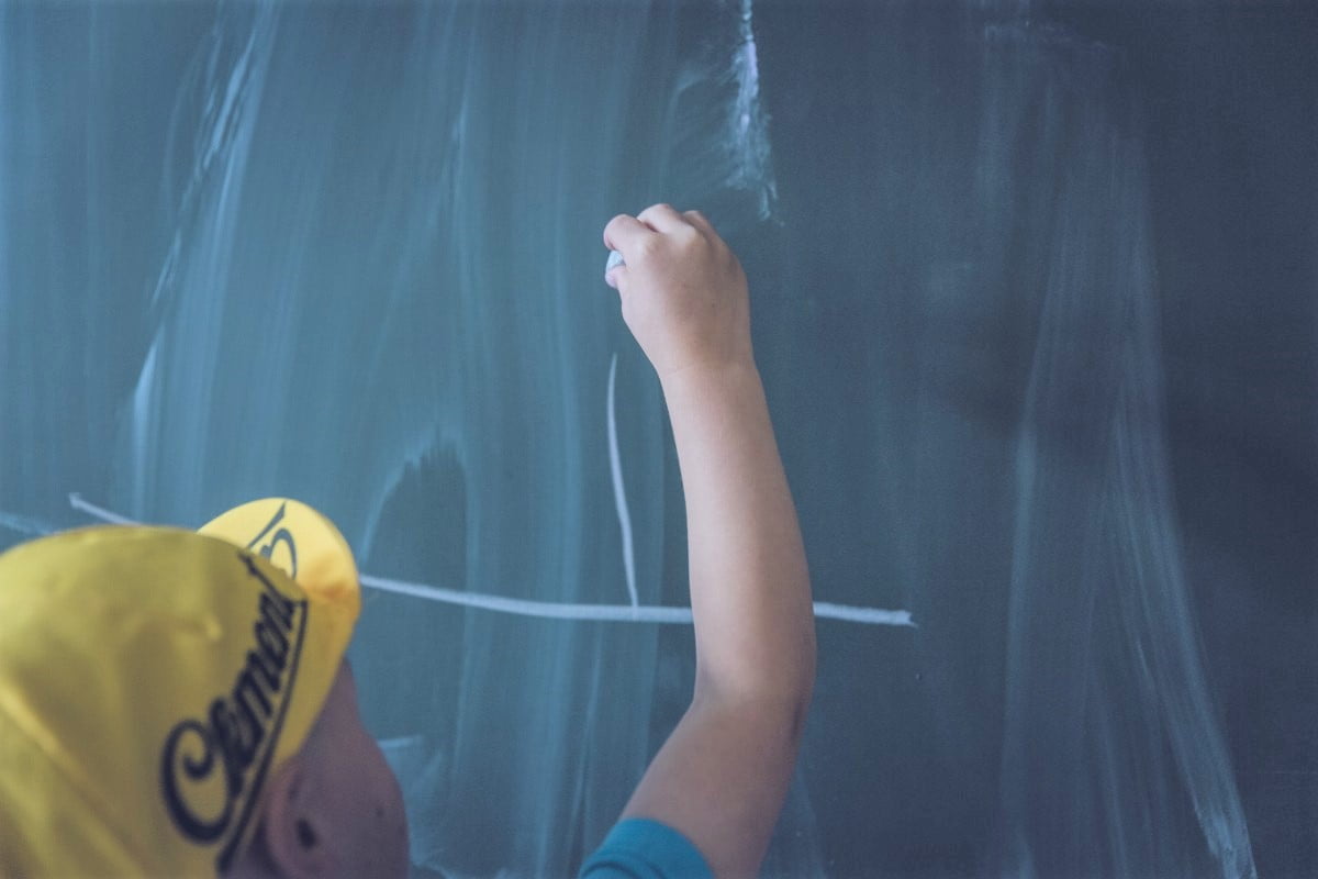 Bildungsgerechtigkeit: Kinder steckt sich an Tafel