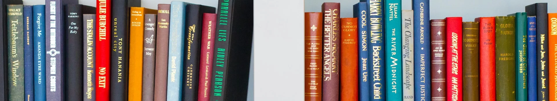 Bücher in einem Regal - Projekt inklusive Leseecke