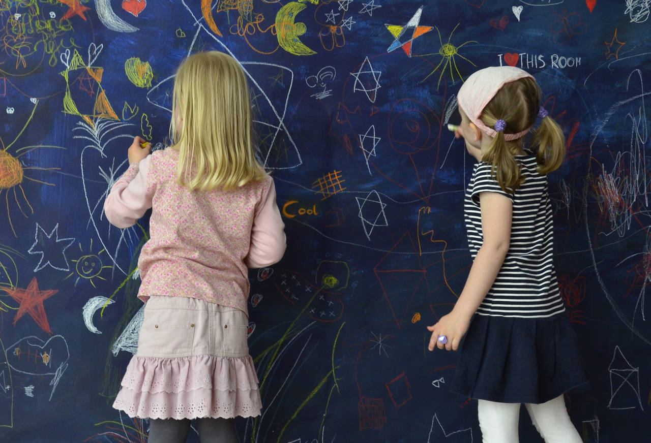 Kinder beim Bemalen einer Wand - Mondbilder - Kinder-Kunstwerke im Museum