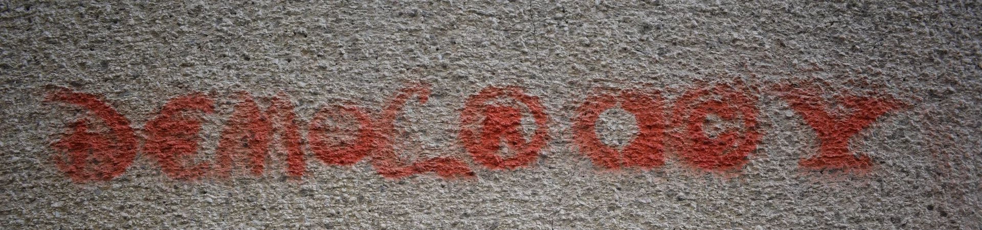 Demokratie-Graffiti an einer Wand - Zivilgesellschaftliche Organisationen bedroht, Offener Brief
