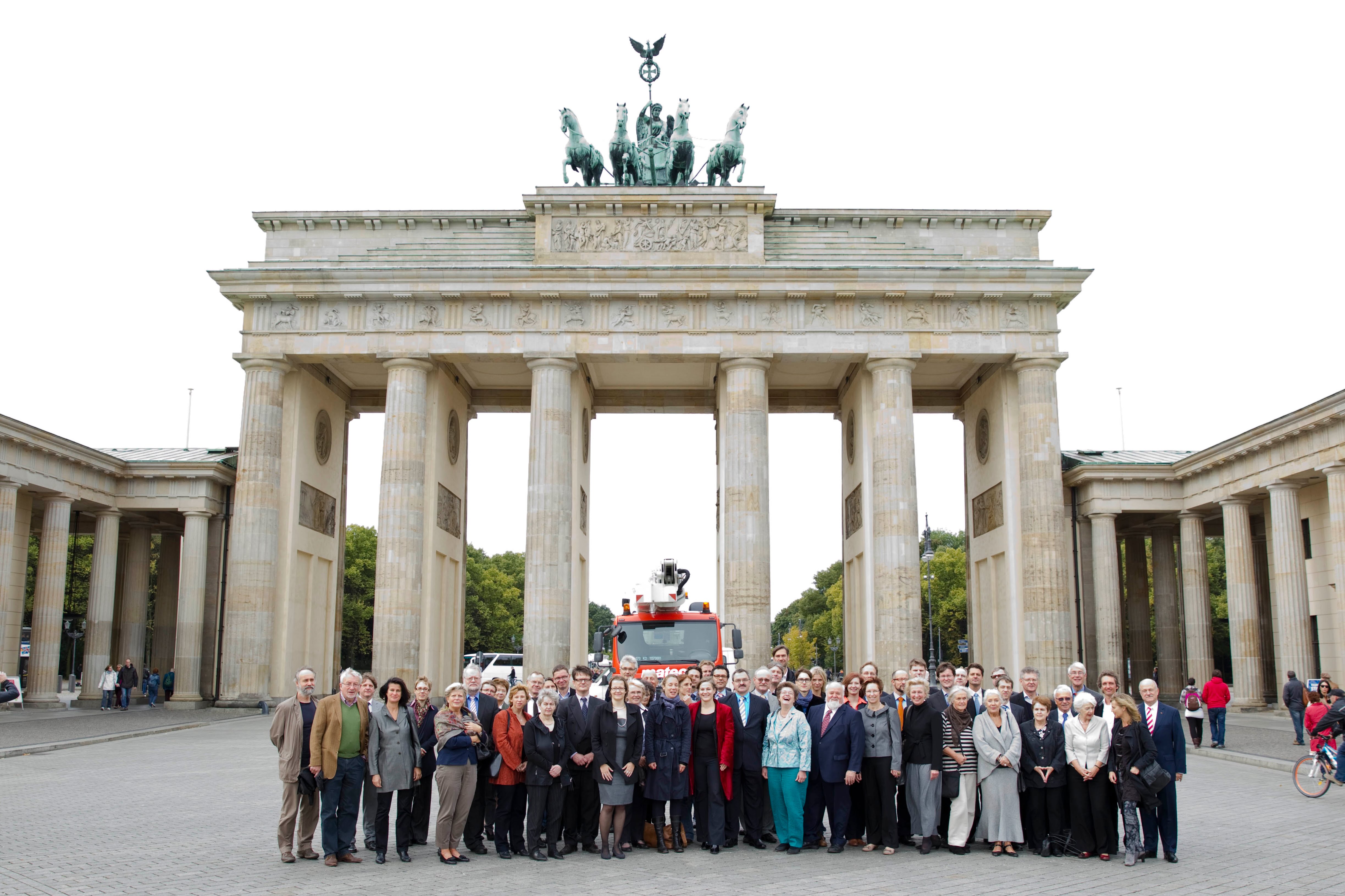 Gruppenbild von der Gründungsveranstaltung der Stiftung Bildung - Pressefotos
